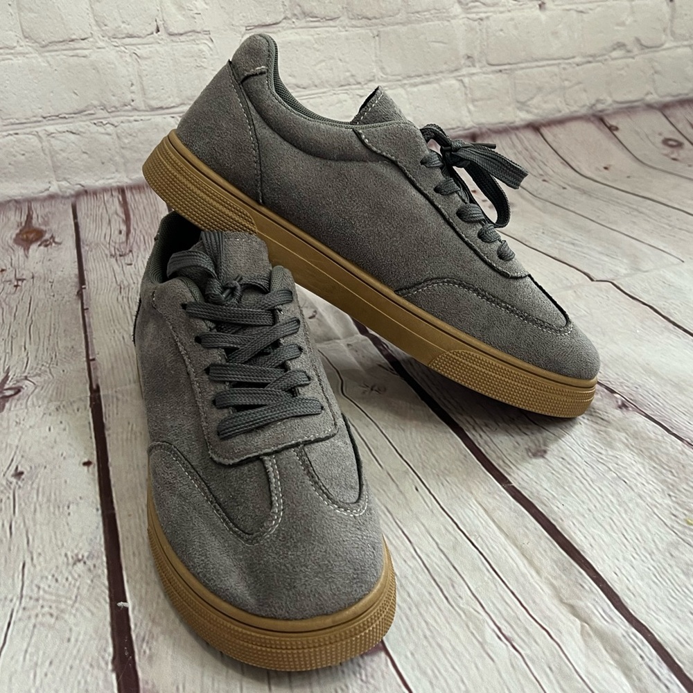 Basic Gray Sneaker‎